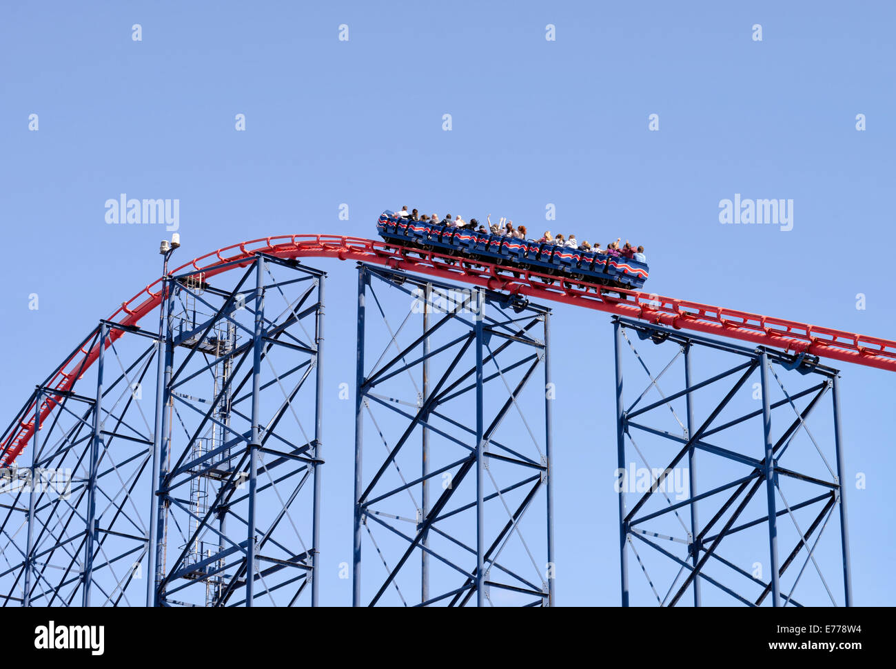 Ein Auto erreicht den höchsten Punkt auf dem großen Achterbahn in Blackpool Pleasure Beach, Blackpool, Lancashire Stockfoto