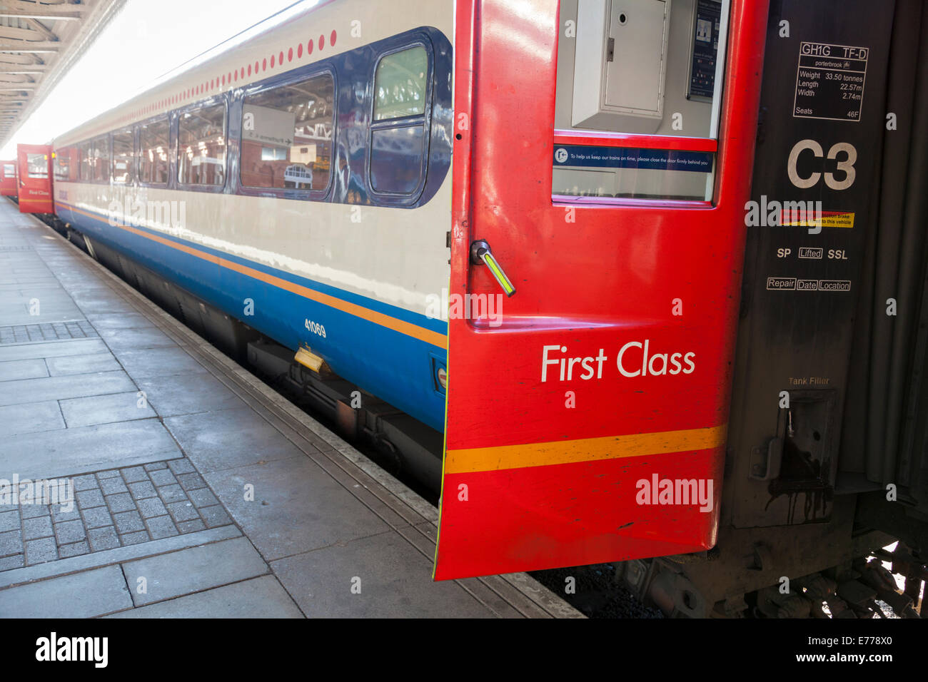 Erste Klasse Waggon auf der East Midlands Trains High Speed Train (HST) am Bahnhof Nottingham, Nottingham, England, Großbritannien Stockfoto