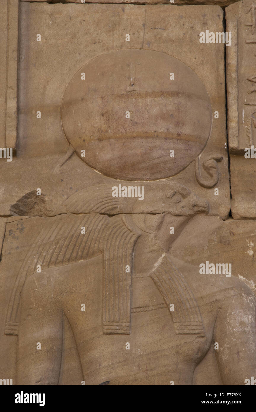 Ägypten. Edfu. Tempel des Horus. Relief Darstellung Gott Ra mit Falken Kopf und Sonnenscheibe. Stockfoto