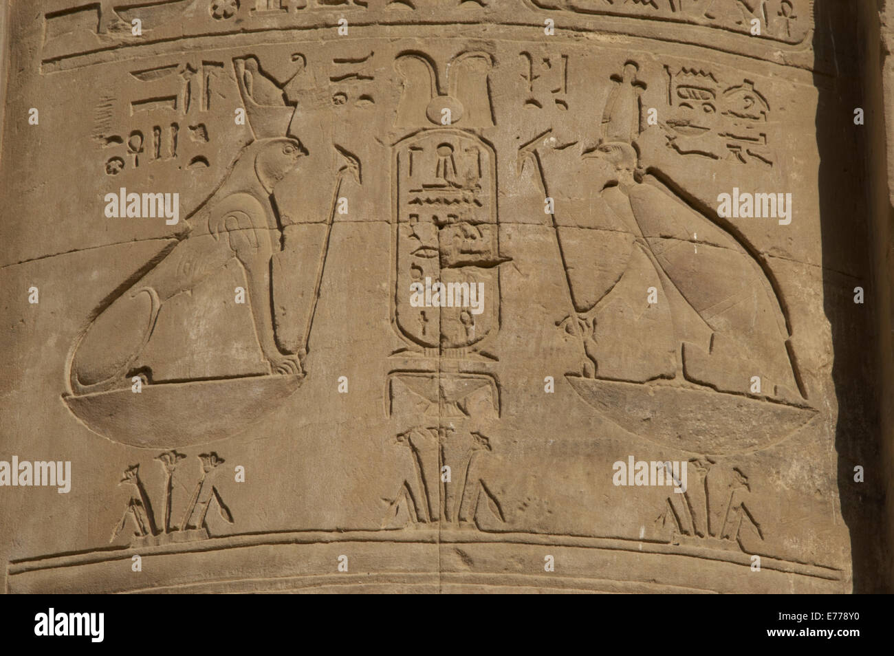 Ägypten. Edfu. Tempel des Horus. Relief Darstellung einer Sphinx mit Falken Kopf und Göttin Nekhbet mit Geier. Stockfoto