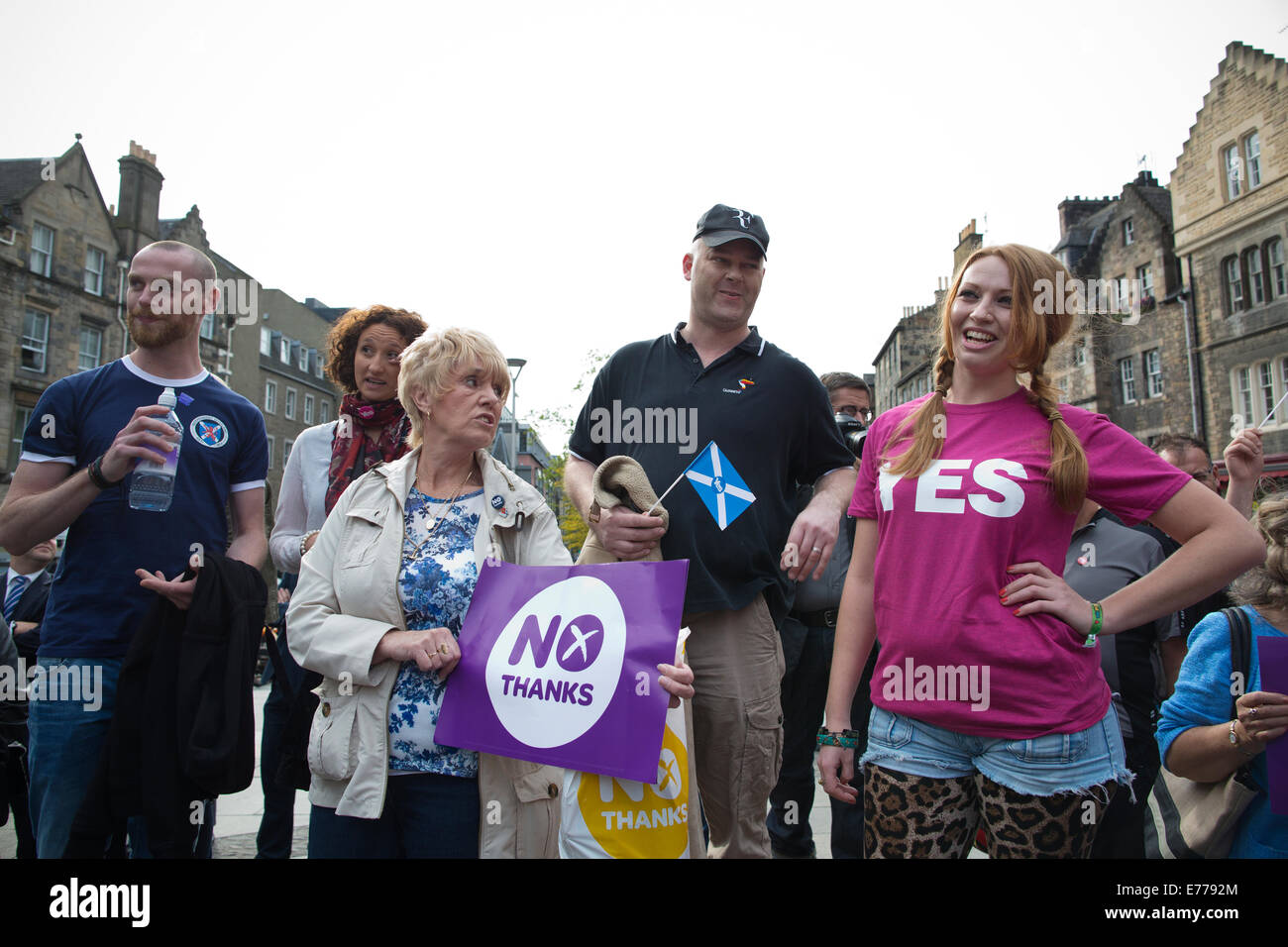 Edinburgh, Schottland. 8. Sep, 2014. Bild zeigt "Ja" Verfechter argumentieren gegen "Nein" Wähler hören Jim Murphy MP Fortsetzung seiner "100 Straßen in 100 Tagen" Tour in Grassmarket Gegend von Edinburgh vor dem versoffen Referendum, UK Credit: Jeff Gilbert/Alamy Live News Stockfoto