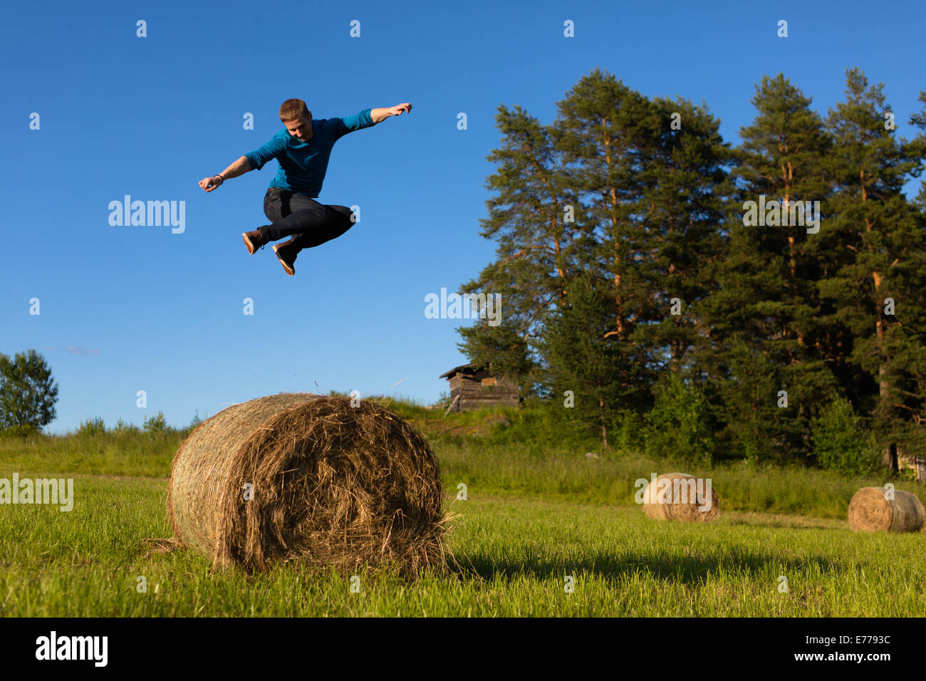 Mann springt in einem Feld Stockfoto