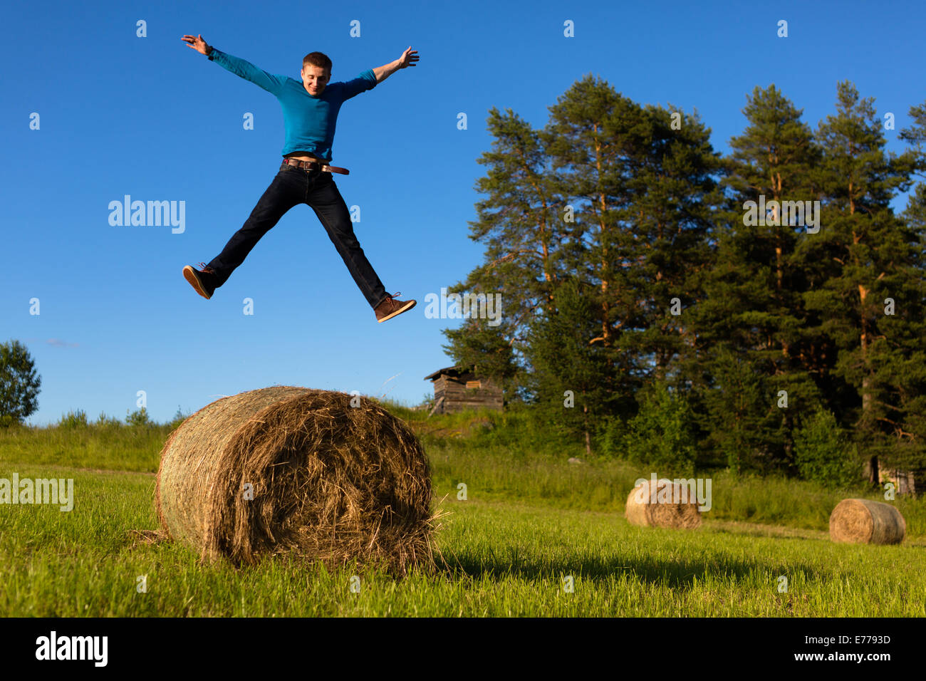Mann springt Stockfoto