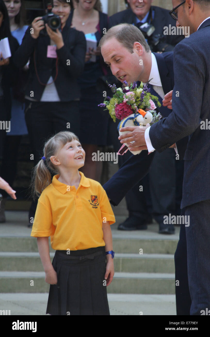 Oxford, UK. 8. Sep, 2014. Oxford, England 8. September 2014. Prinz William empfangen Sachen Spielzeug und Blumen. Der Herzog ist, öffnen Sie ein neues Gebäude in Oxford University.  Bildnachweis: Pete Lusabia/Alamy Live-Nachrichten Stockfoto