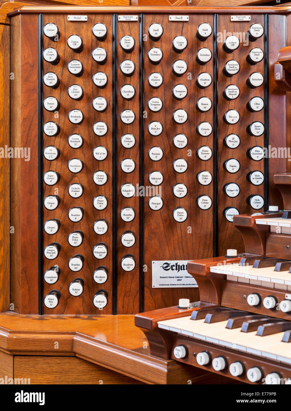 Die Haltestellen auf einer Orgel in einer Kirche. Stockfoto