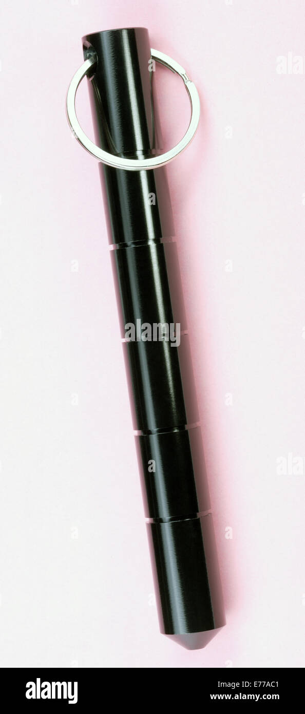 Selbstverteidigung-Aluminium-Legierung Stick auf rosa Hintergrund Stockfoto