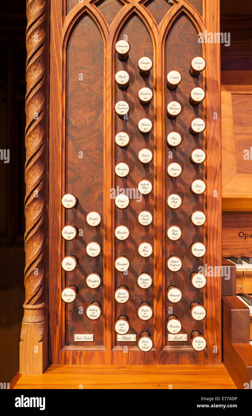 Die Haltestellen auf einer Orgel in einer Kirche. Stockfoto