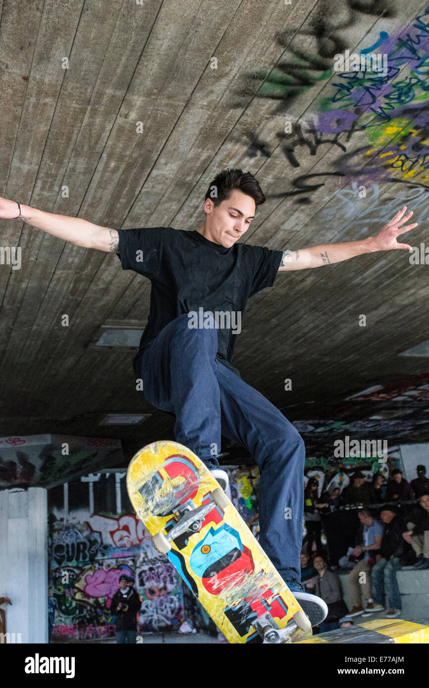 Skateboarder am Southbank Skatepark, Southbank Centre, London, England, Vereinigtes Königreich Stockfoto