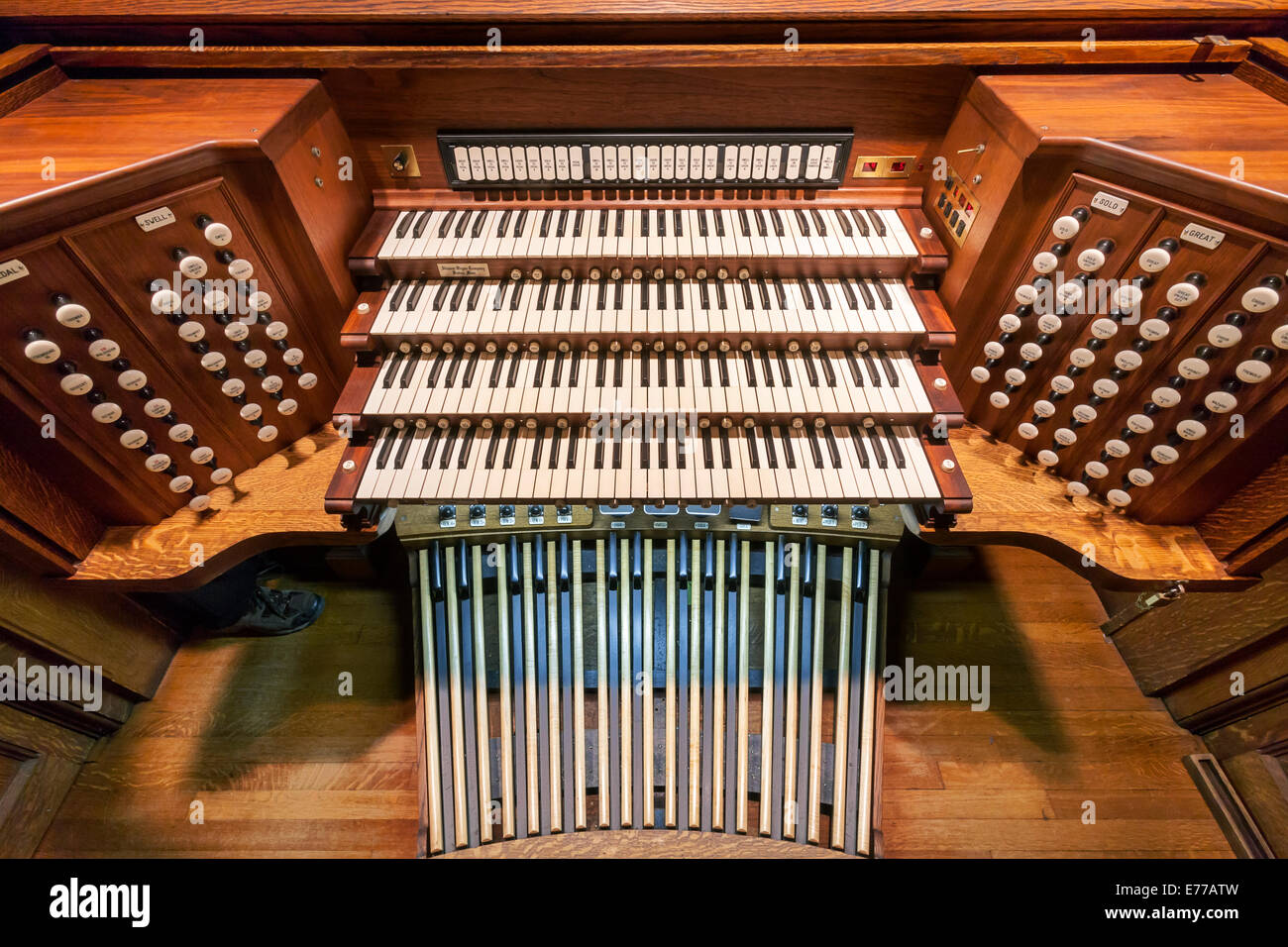 Eine Orgel in einer Kirche. Stockfoto