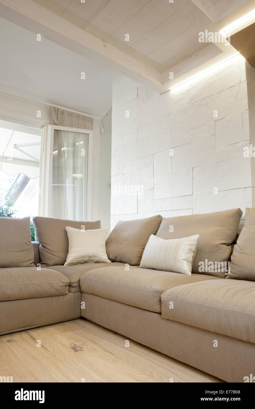 Moderne Feder Sofa in hellbraune Farbe in moderne Stadtwohnung Stockfoto
