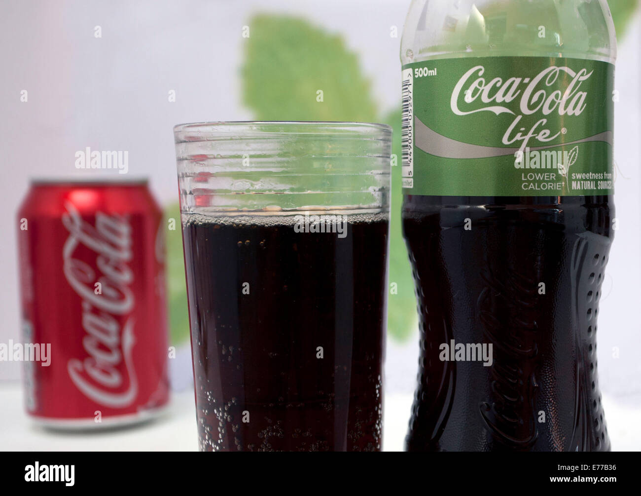 Coca-Cola Leben teilweise gesüßt mit Stevia-Pflanze extrahiert, London Stockfoto