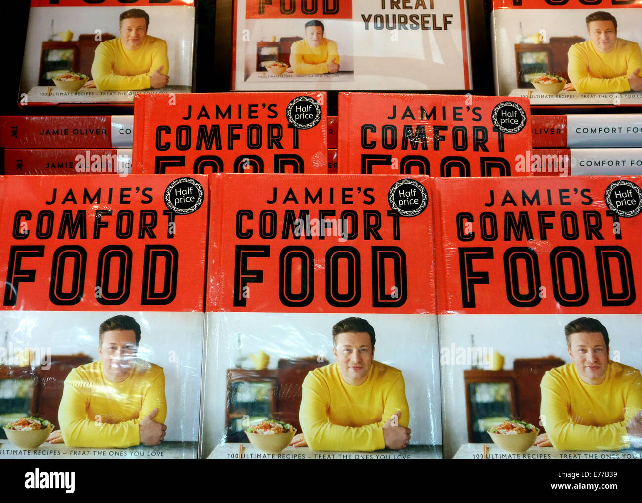 Jamies Hausmannskost von Jamie Oliver im Schaufenster der Buchhandlung, London Stockfoto