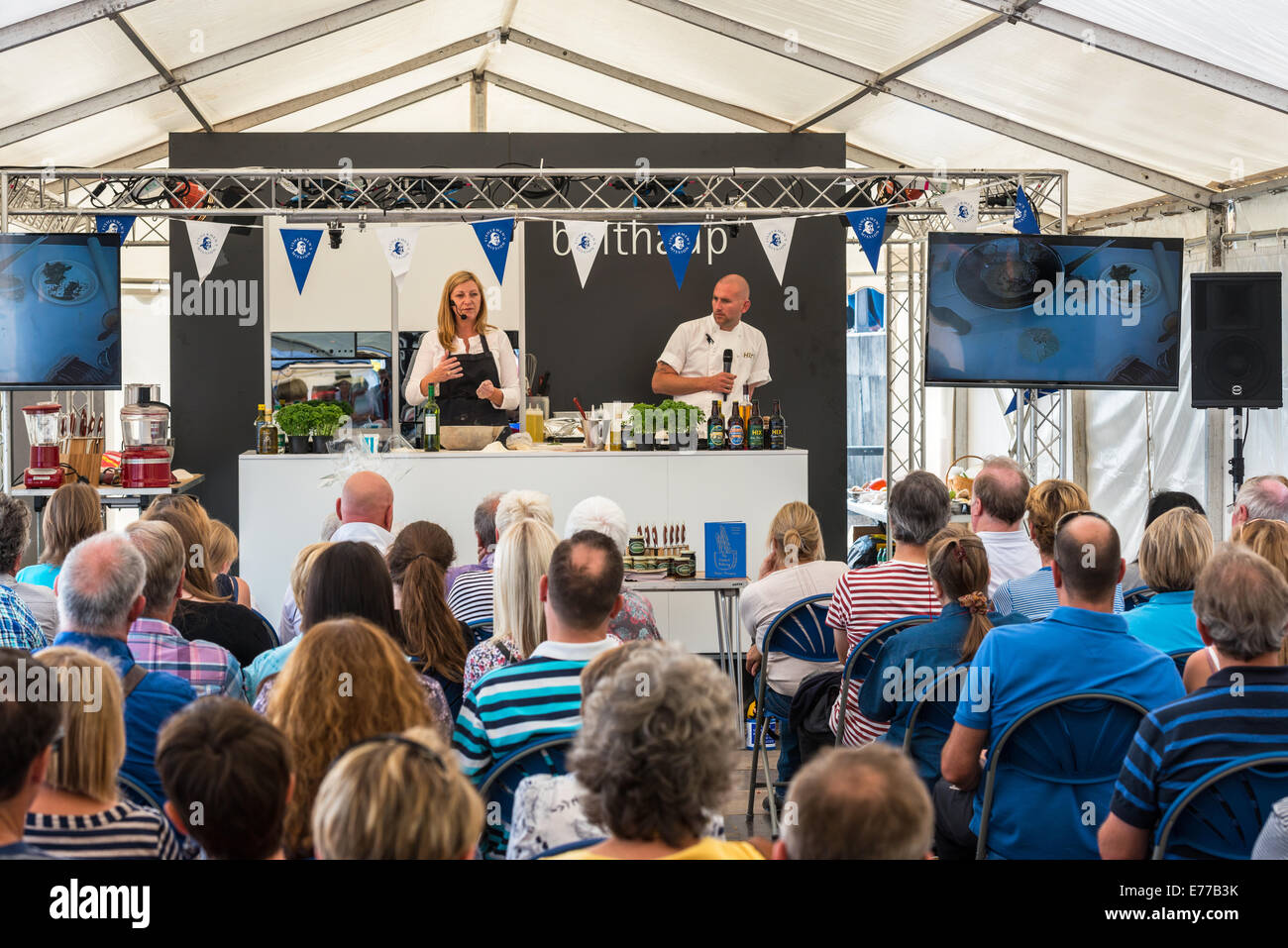Lyme Regis, Dorset, England. Rose Prinz, tut der Nahrung Schriftsteller eine Demonstration der Kochkunst in einem Zelt zu sitzenden Publikum. Stockfoto