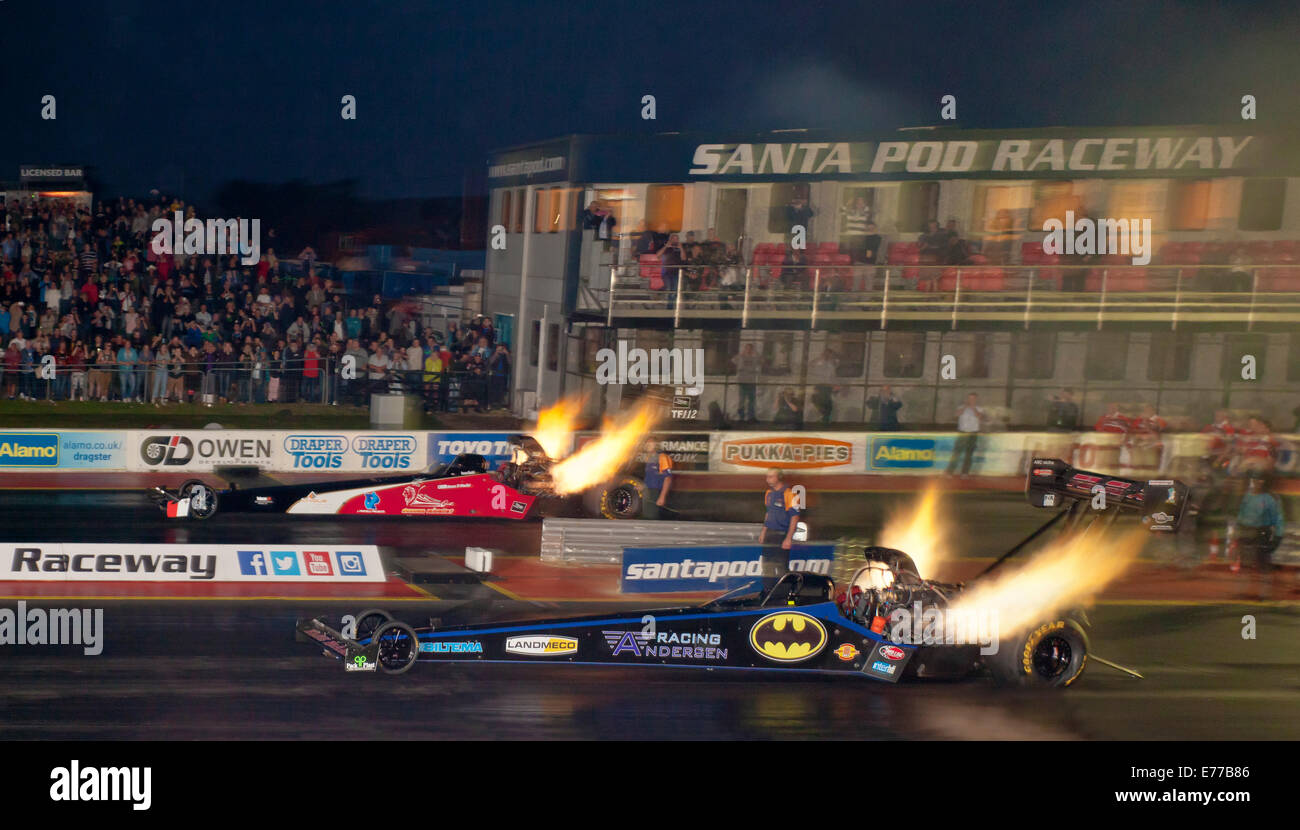 Top Fuel Dragster Rennen in der Nacht. Von Thomas Nataas Neaside, Duncan Milcallef Farside getrieben. Stockfoto