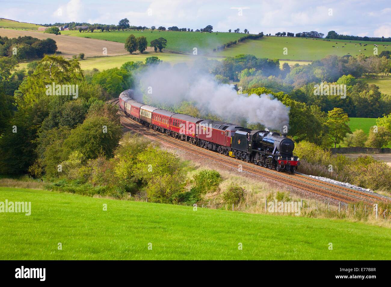 LMS Stanier Klasse 8F 48151, Dampf Zug in der Nähe von Low Baron Holz Bauernhof Armathwaite Eden Valley, Cumbria, England, UK. Stockfoto