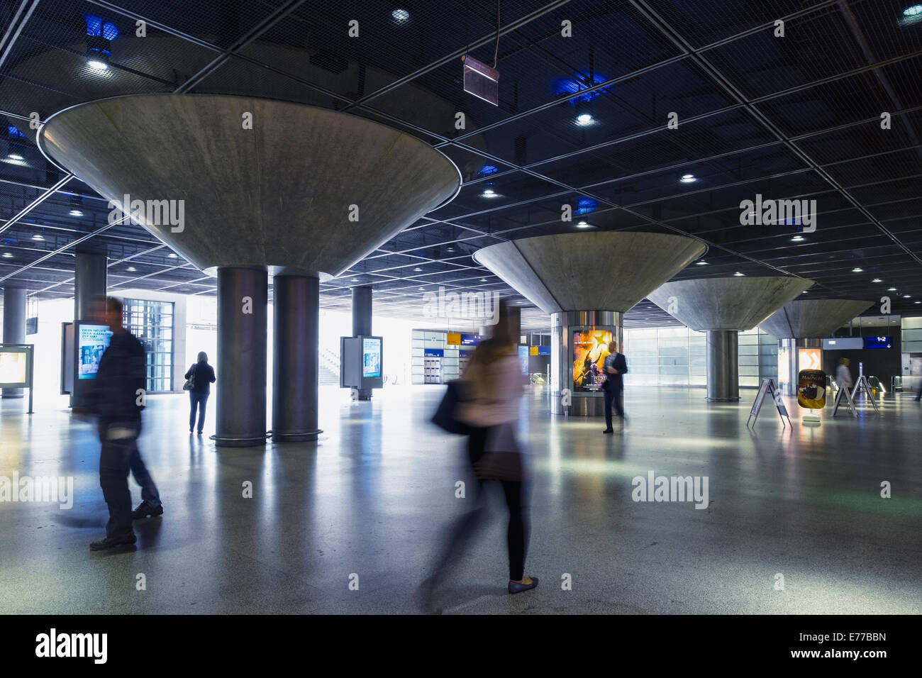 Innenraum des Bahnhofs Potsdamer Platz in Berlin-Deutschland Stockfoto