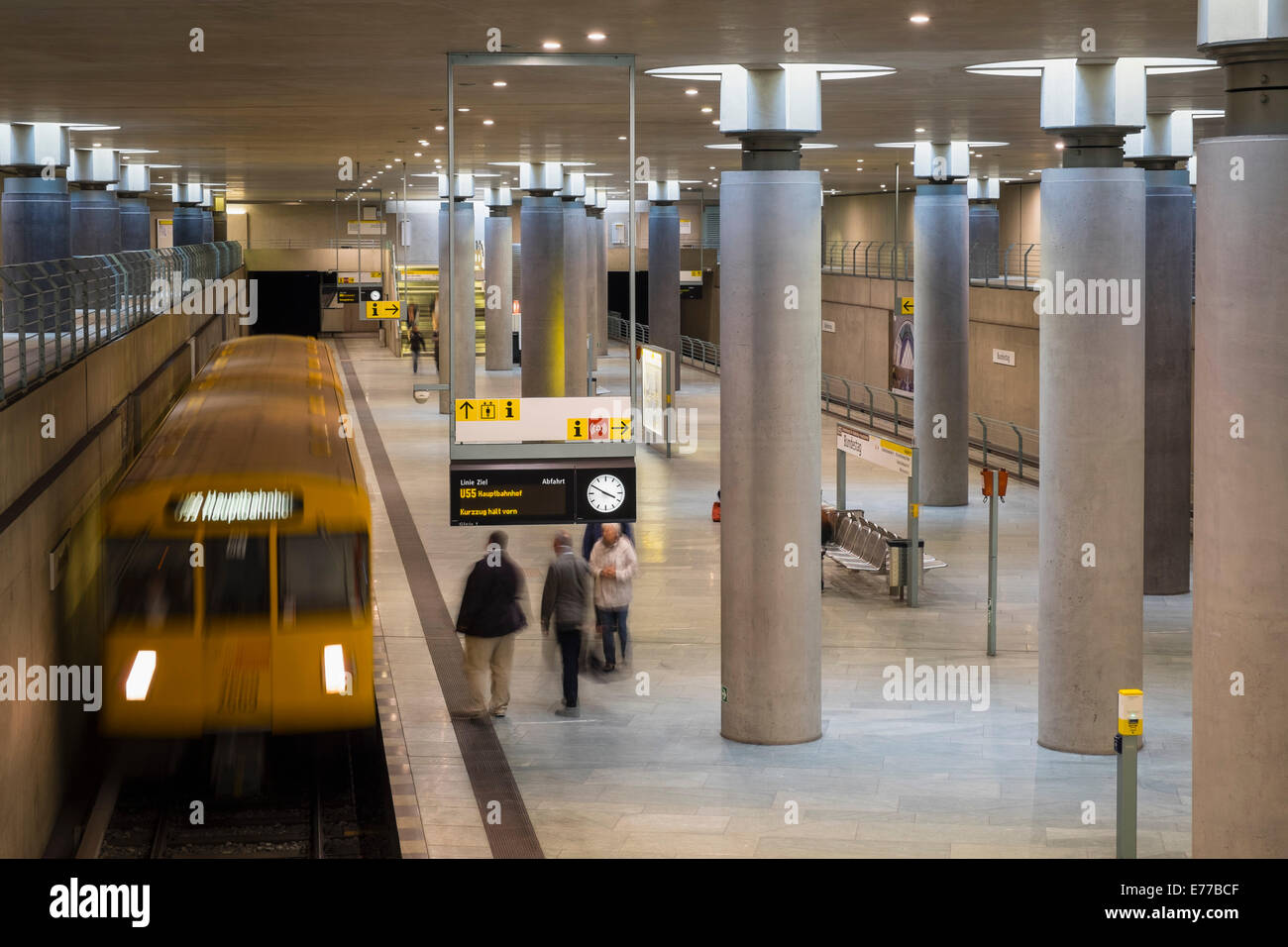 Zug am Bahnsteig im u-Bahnhof Bundestag in Berlin Deutschland Stockfoto