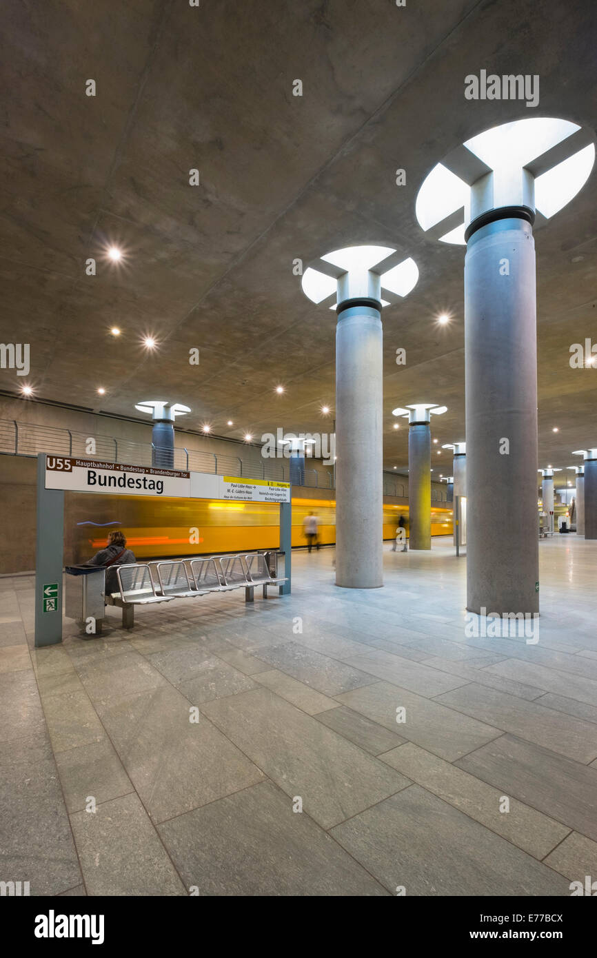 Zug am Bahnsteig im u-Bahnhof Bundestag in Berlin Deutschland Stockfoto