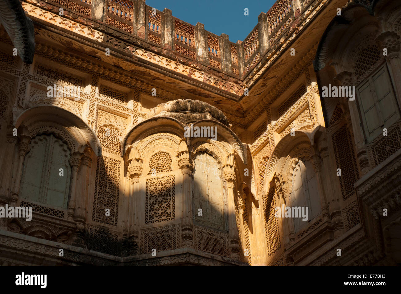 Kunstvoll geschnitzten Wände, Mehrangarh Fort, Jodhpur, Rajasthan, Indien. Stockfoto