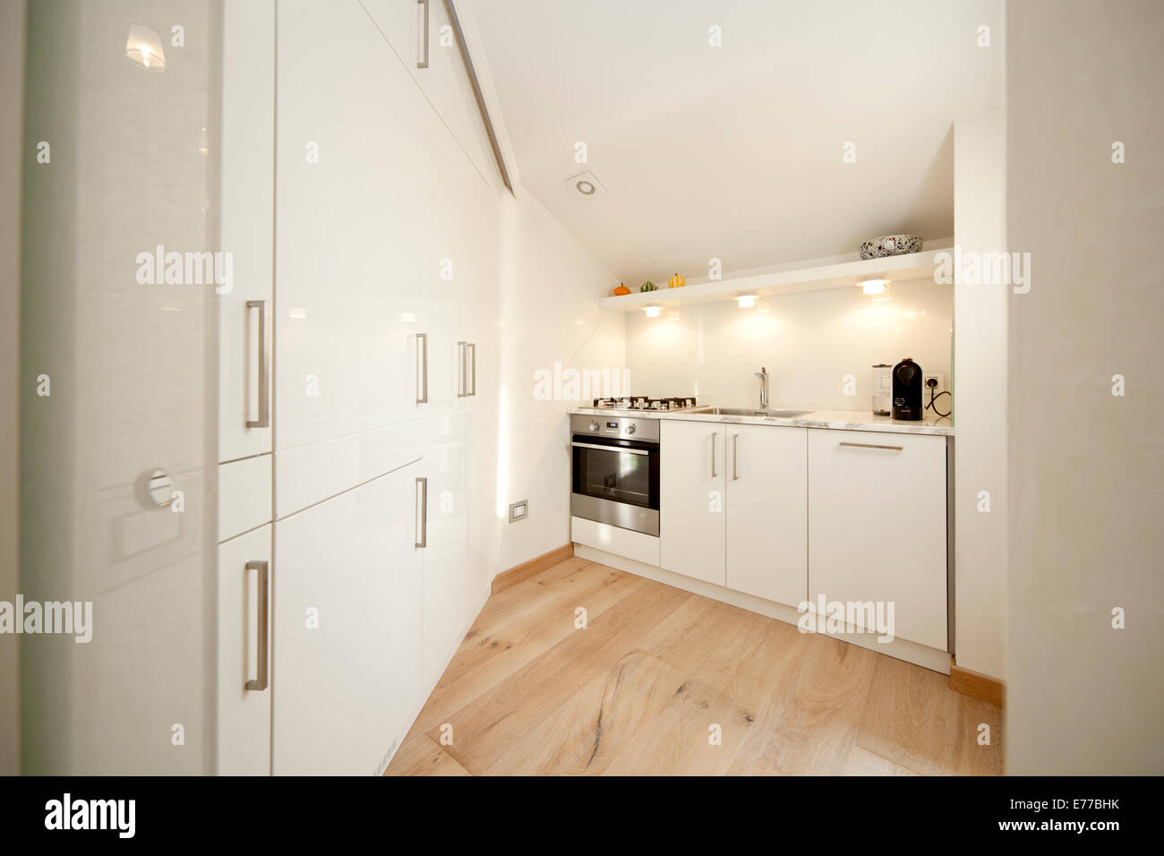 Kleine weiße moderne Küche in kleinen Stadtwohnung Stockfoto