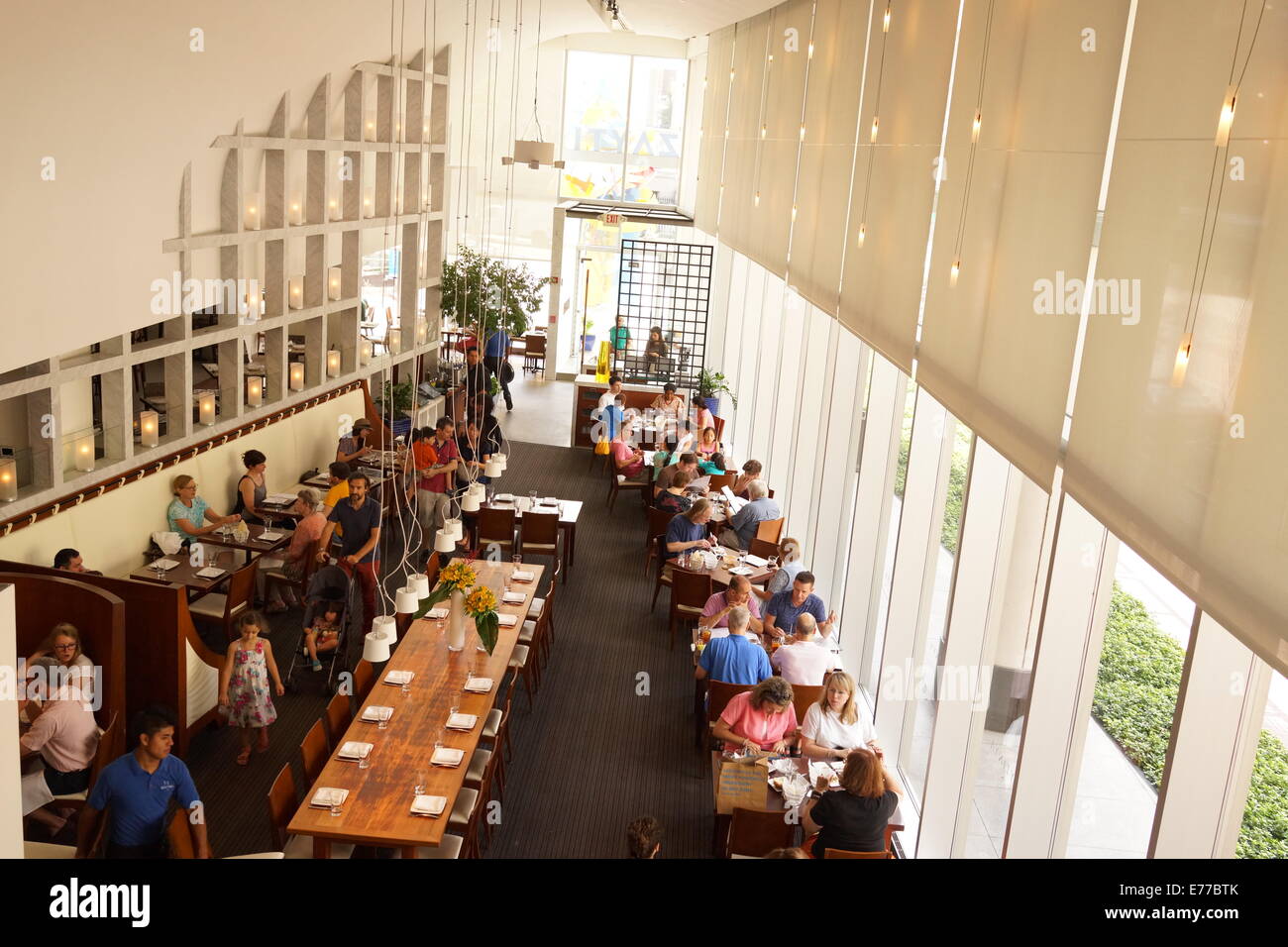 Chef José Andrés / Restaurant Zaytinya das Innere der aus oberen hinteren Tabellen zu sehen. Washington, D.C. Stockfoto