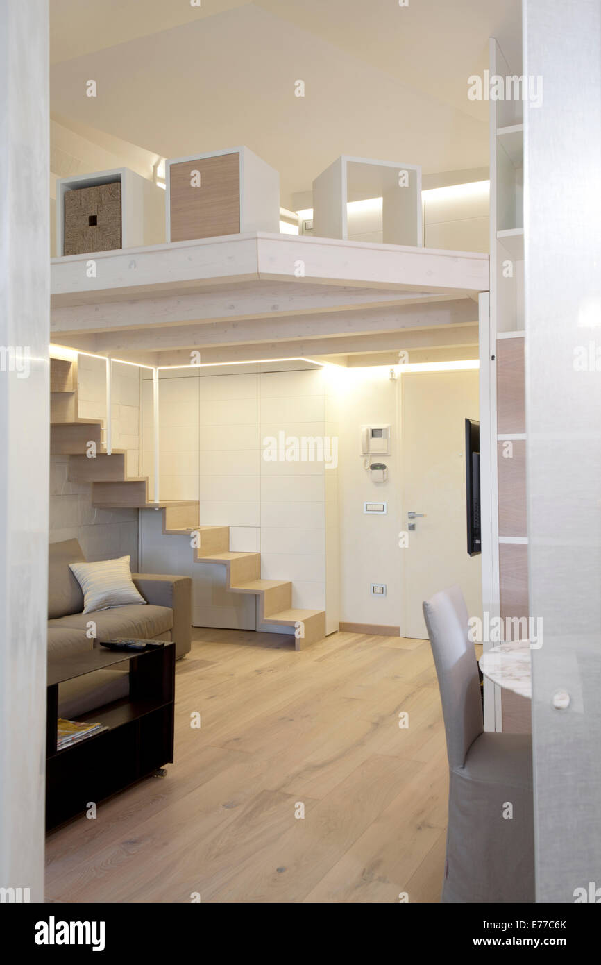 Moderne Kleinstadt Wohnung Wohnzimmer mit zusätzlichen Stauraum an der Spitze Stockfoto