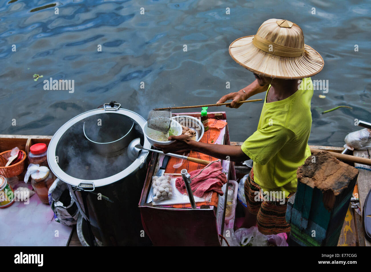 Schwimmende Markt Nudel Hersteller am Klong Bang Luang Künstlerdorf in Thonburi Seite von Bangkok, Thailand Stockfoto