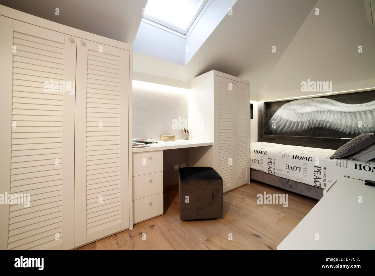 Des jungen Schlafzimmer mit bemalten Wand und weißen Schränke Stockfoto