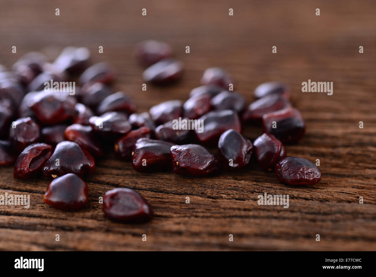 Tamarind Seed auf alten Holztisch Stockfoto