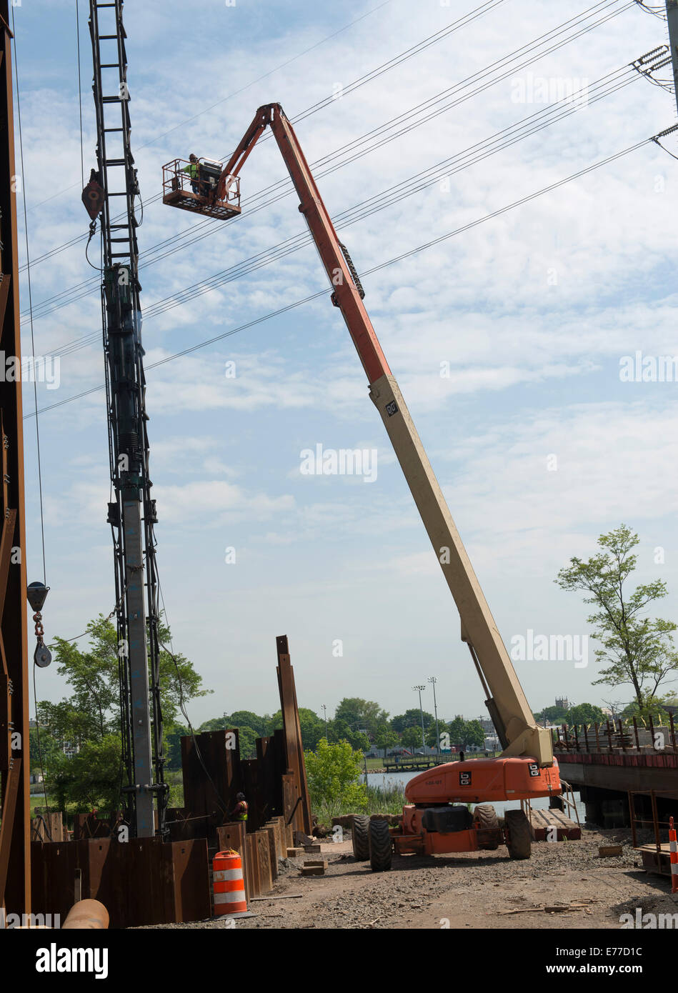 JLG 135 Fuß heben auf New Haven Hafen Crossing Project verwendet. Stockfoto