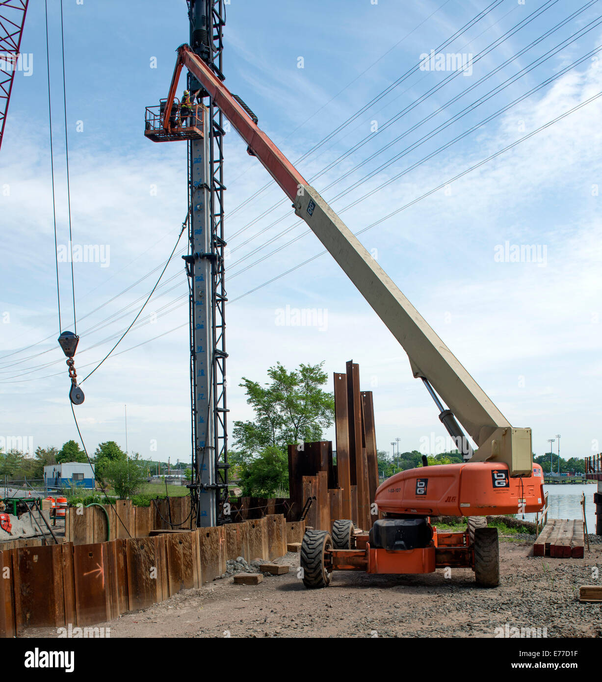 JLG 135 Fuß heben gebräuchlich Hydraulikhammer Pfund in konkrete Pfähle auf New Haven Hafen Crossing Project einrichten. Stockfoto