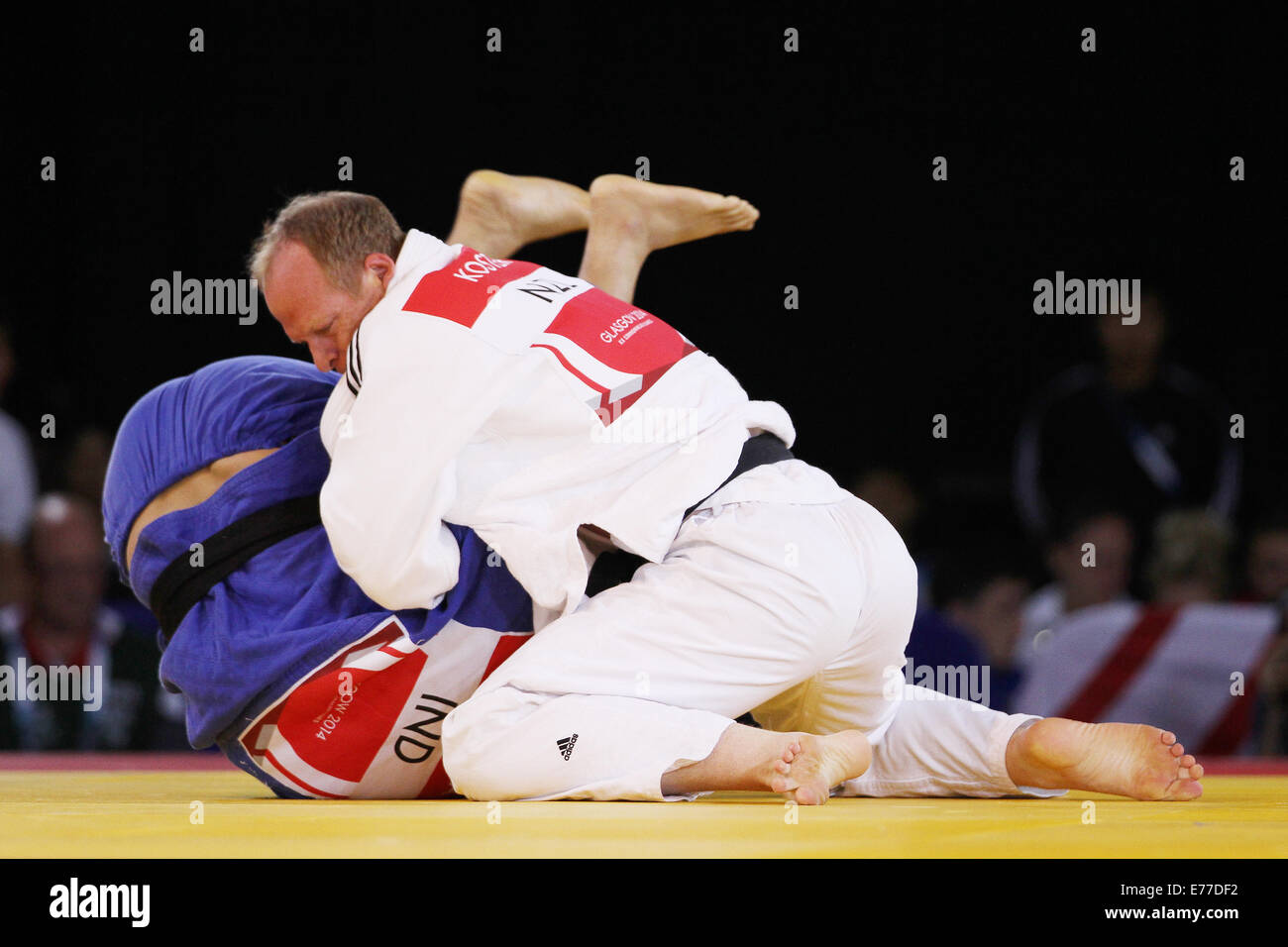 Jason Koster von Neuseeland (weiß) V Sahil Pathania von Indien (blau) in der Mens 100 kg Judo bei den Commonwealth Games 2014 Stockfoto