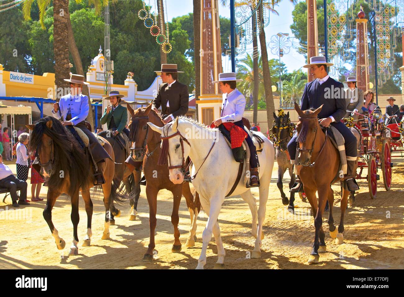 Spanische Reiter in Tracht, jährliche Pferdemesse, Jerez De La Frontera, Provinz Cadiz, Andalusien, Spanien Stockfoto