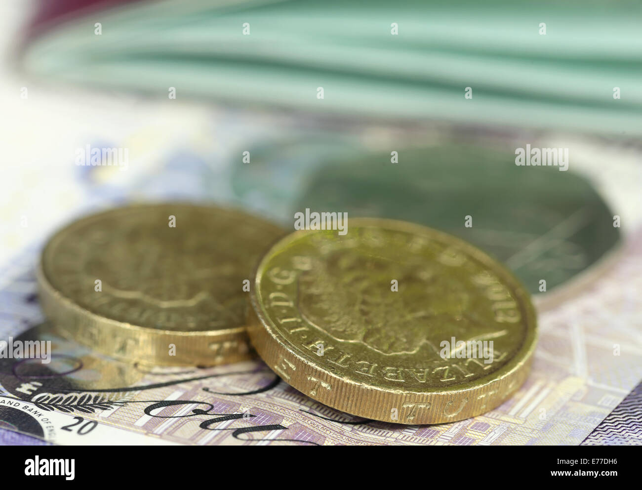 Nahaufnahme eines britischen Pfund-Münzen mit Geldscheinen Stockfoto
