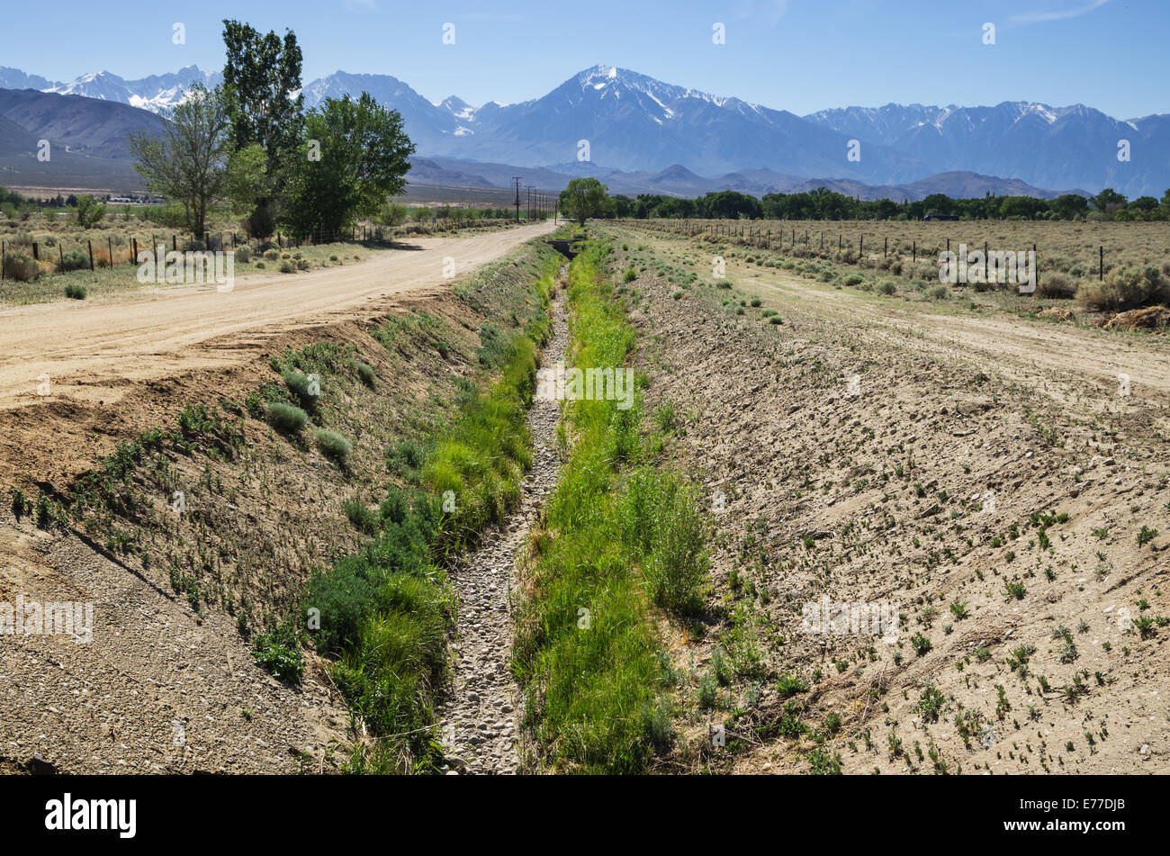 leere trocken Bewässerungskanal in Owens Valley in der Nähe von Bischof Stockfoto