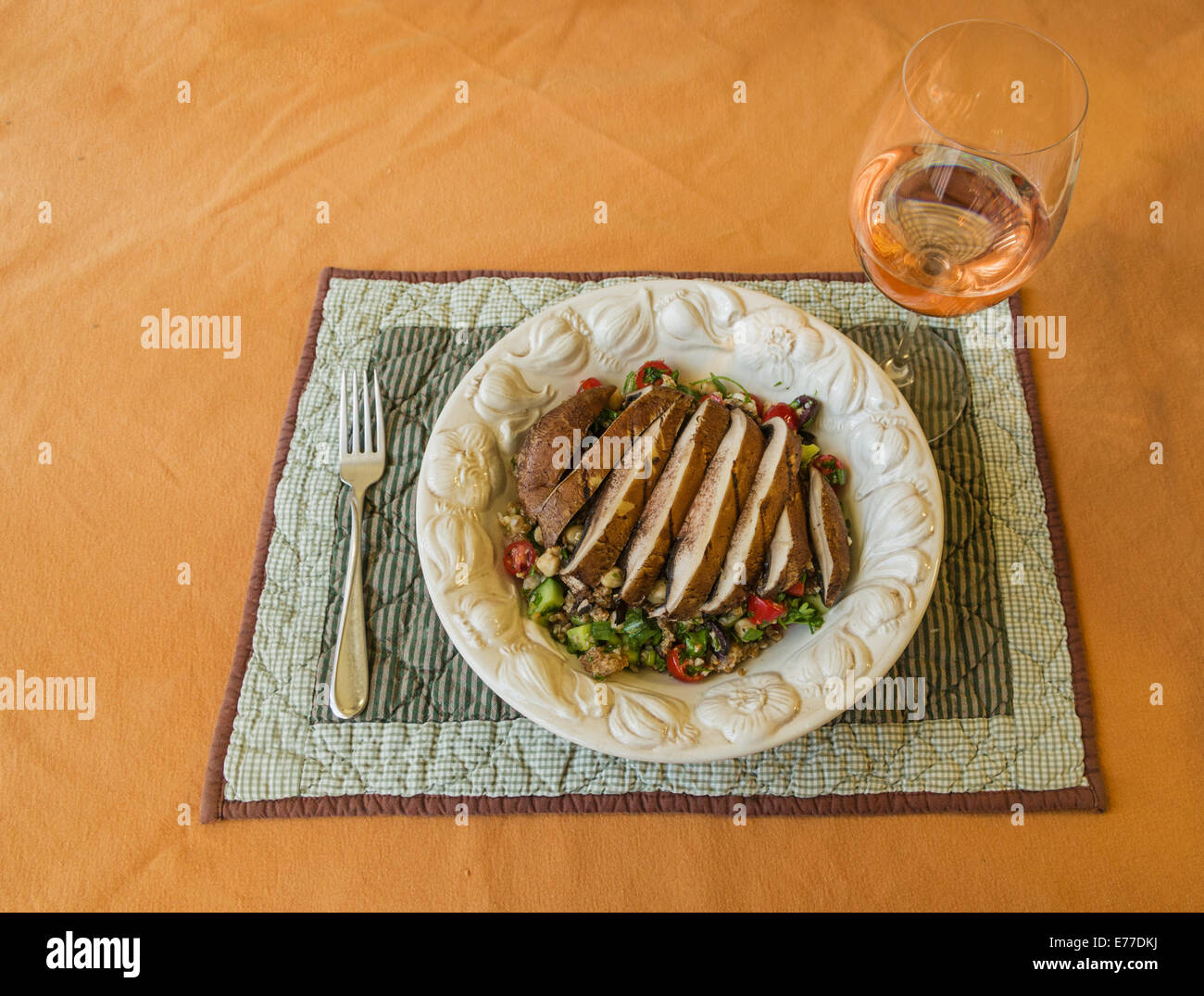 Gegrillte Portobello-Pilze und Tabouleh Salat mit einem Glas Wein Stockfoto