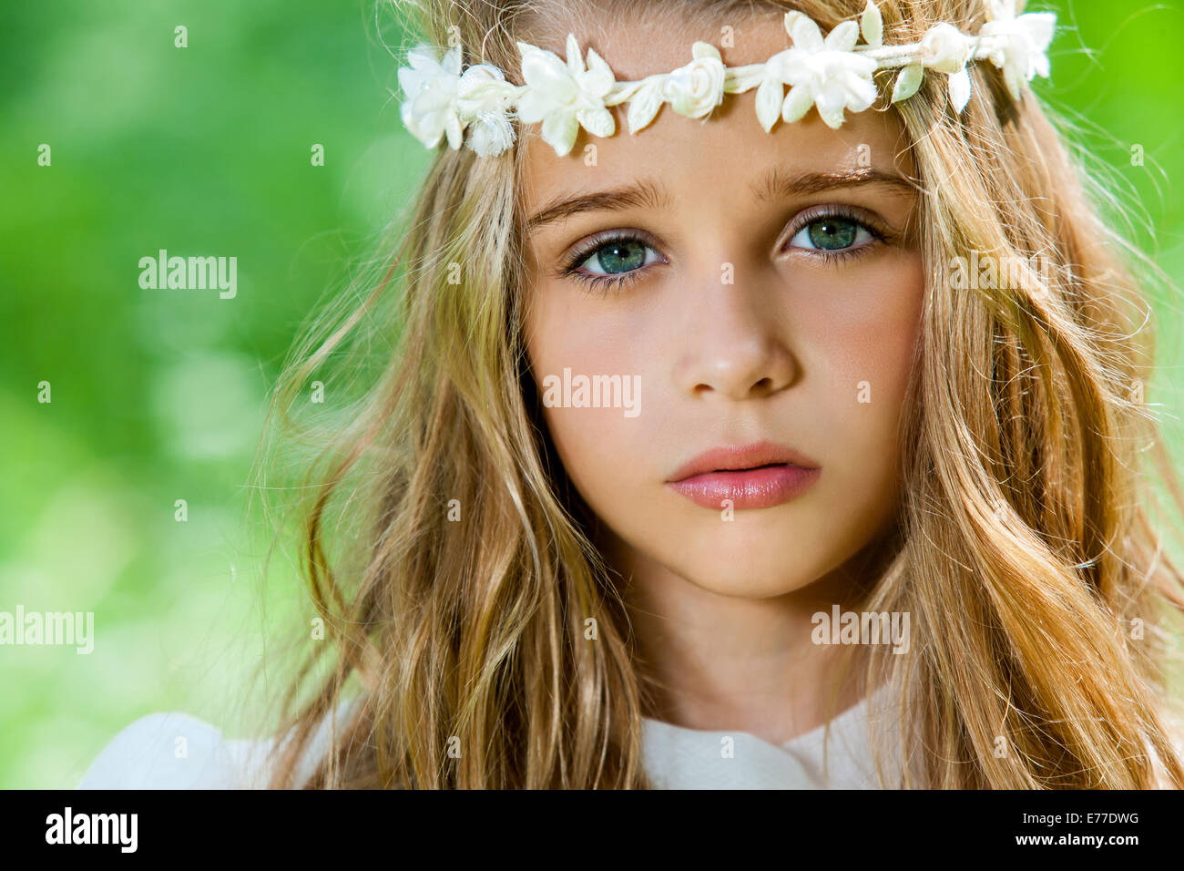Extreme Nahaufnahme von niedlichen Mädchen mit Blumen Haarband im Freien. Stockfoto