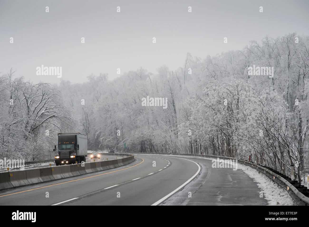 Schnee & Frost, Winter Autobahn mit LKW Stockfoto
