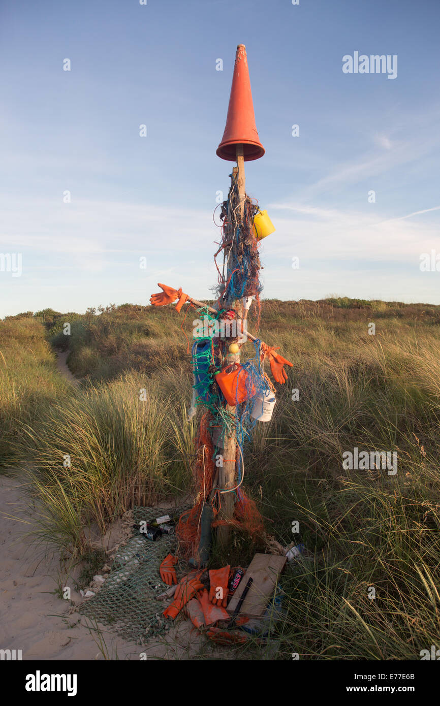 Skulptur aus Strand Wurf um einen Pfad durch die Dünen am Tversted Strand, Nord Dänemark zu markieren. Stockfoto