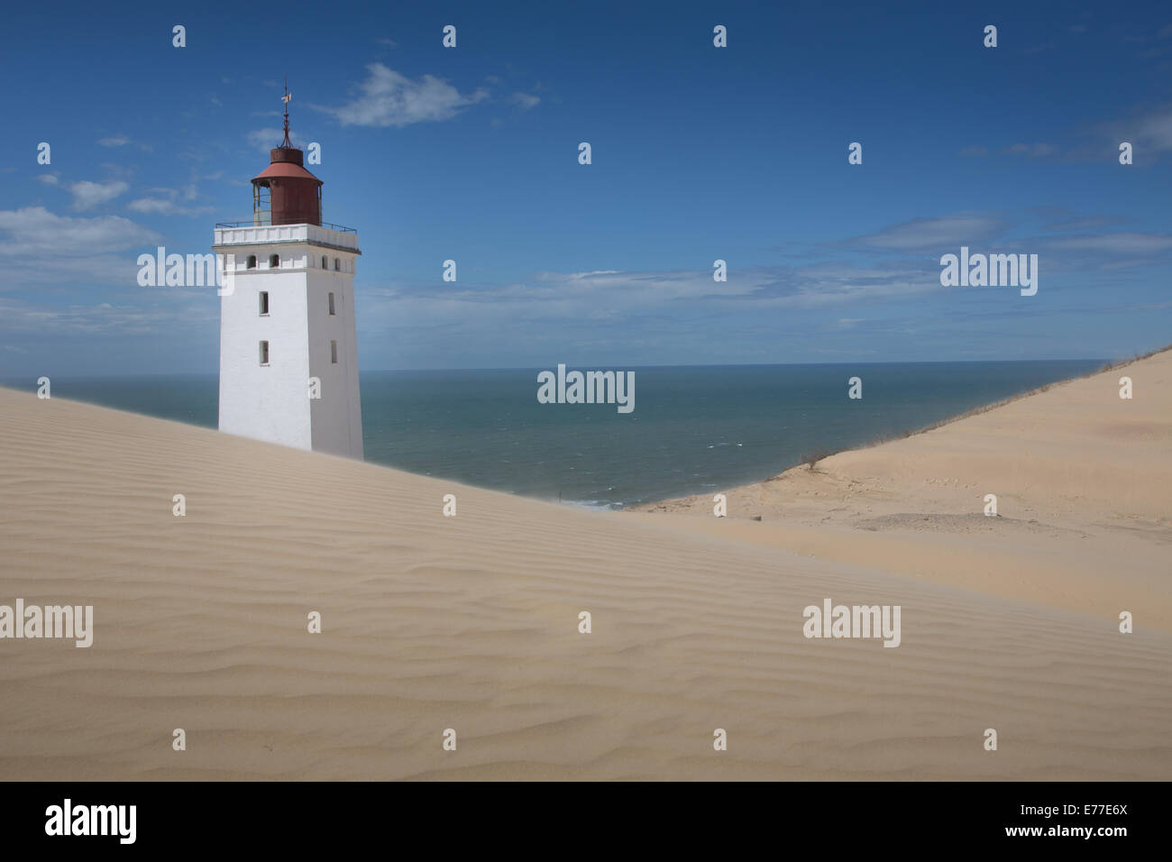 Rubjerg Knude Leuchtturm an der Küste der Nordsee in Jütland Dänemark. Der Leuchtturm ist heute stillgelegt. Stockfoto