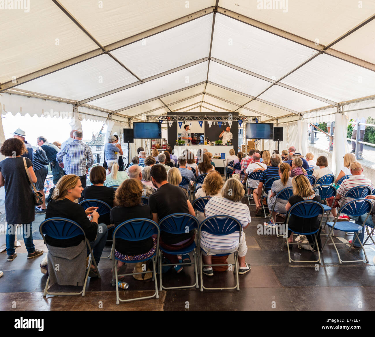 Lyme Regis, Dorset, England. Gill Meller, tut der Nahrung Schriftsteller eine Demonstration der Kochkunst in einem Zelt zu sitzenden Publikum. Stockfoto