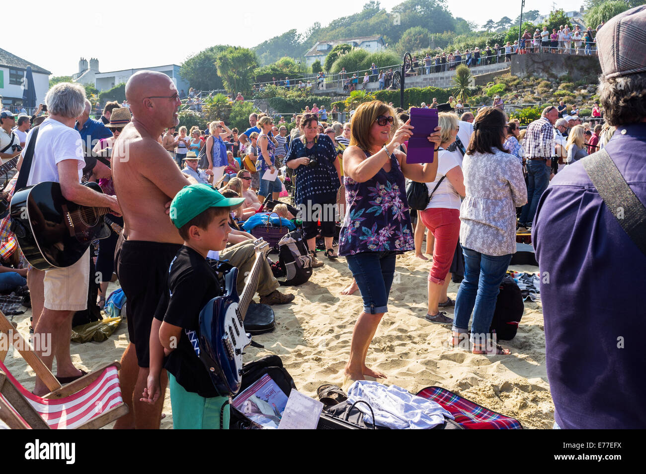 Die Gitarren am Strand jährliche Veranstaltung besucht wird von Tausenden von Menschen Rekordjahr dieser Versuch einer Welt alle gleichzeitig spielen Stockfoto