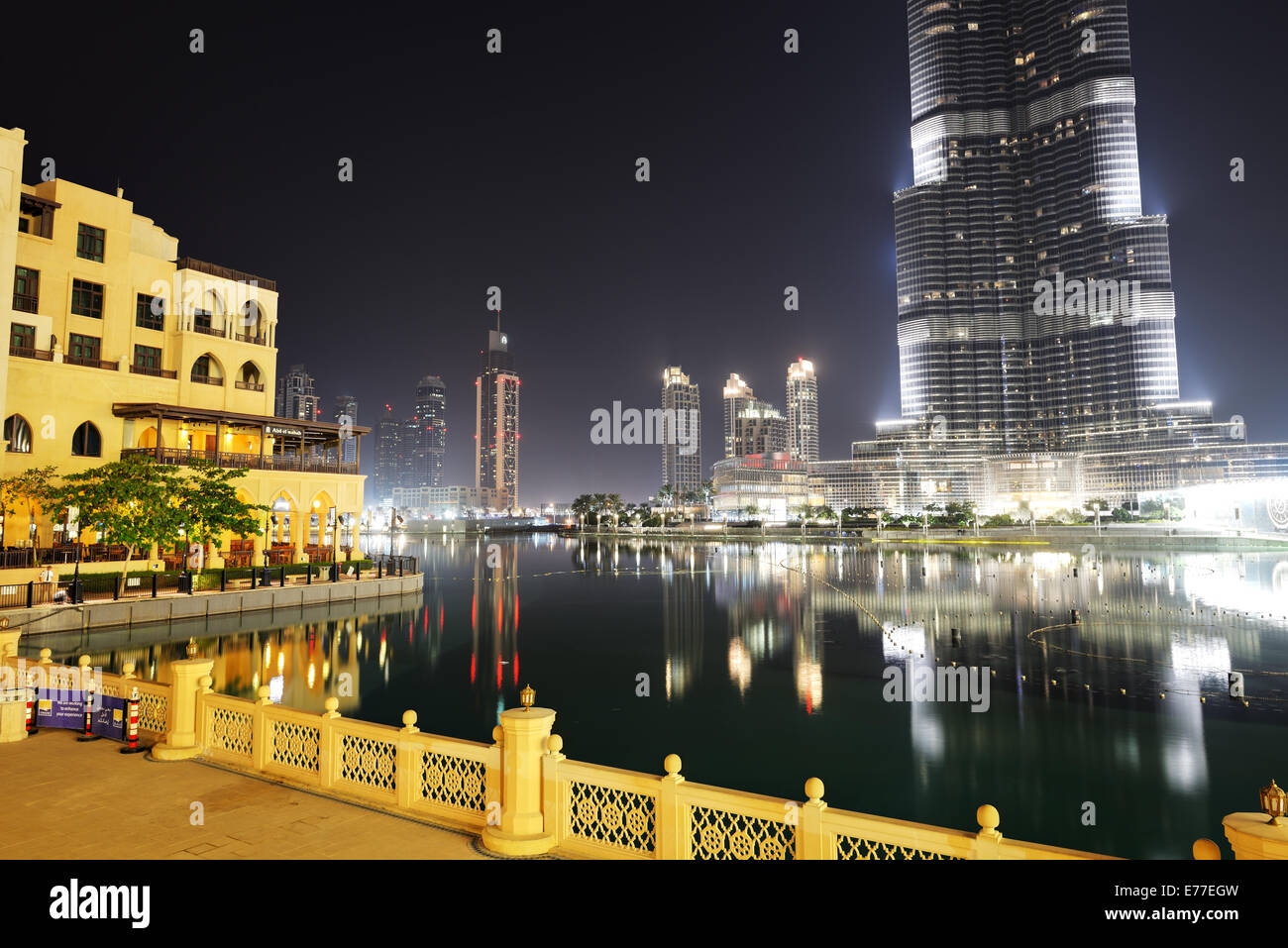 Der Blick auf den Burj Khalifa und künstlich angelegten See. Es ist die weltweit höchste Wolkenkratzer Stockfoto