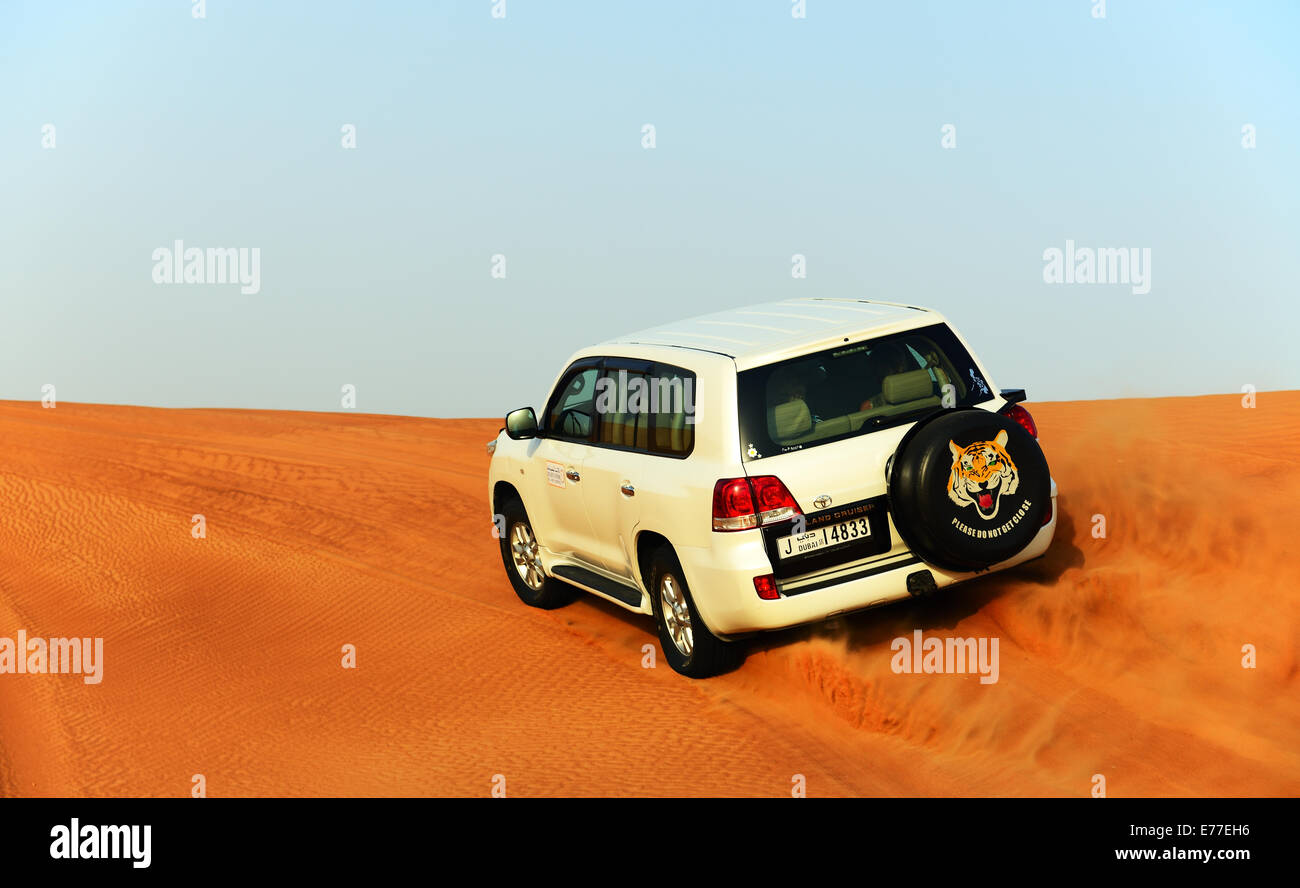 Die Dubai Wüste Fahrt im Geländewagen ist großen Touristen-Attraktion Stockfoto