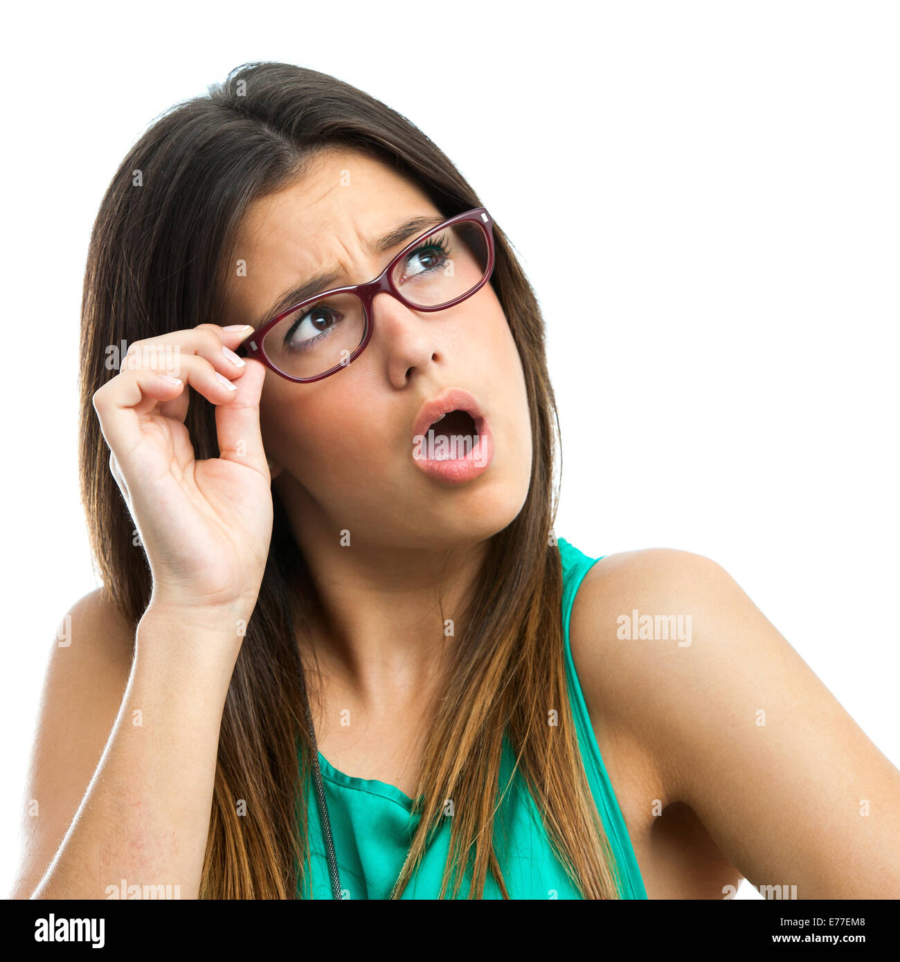 Porträt von überrascht Teen Mädchen mit Brille betrachten Ecke. Isoliert auf weißem Hintergrund. Stockfoto
