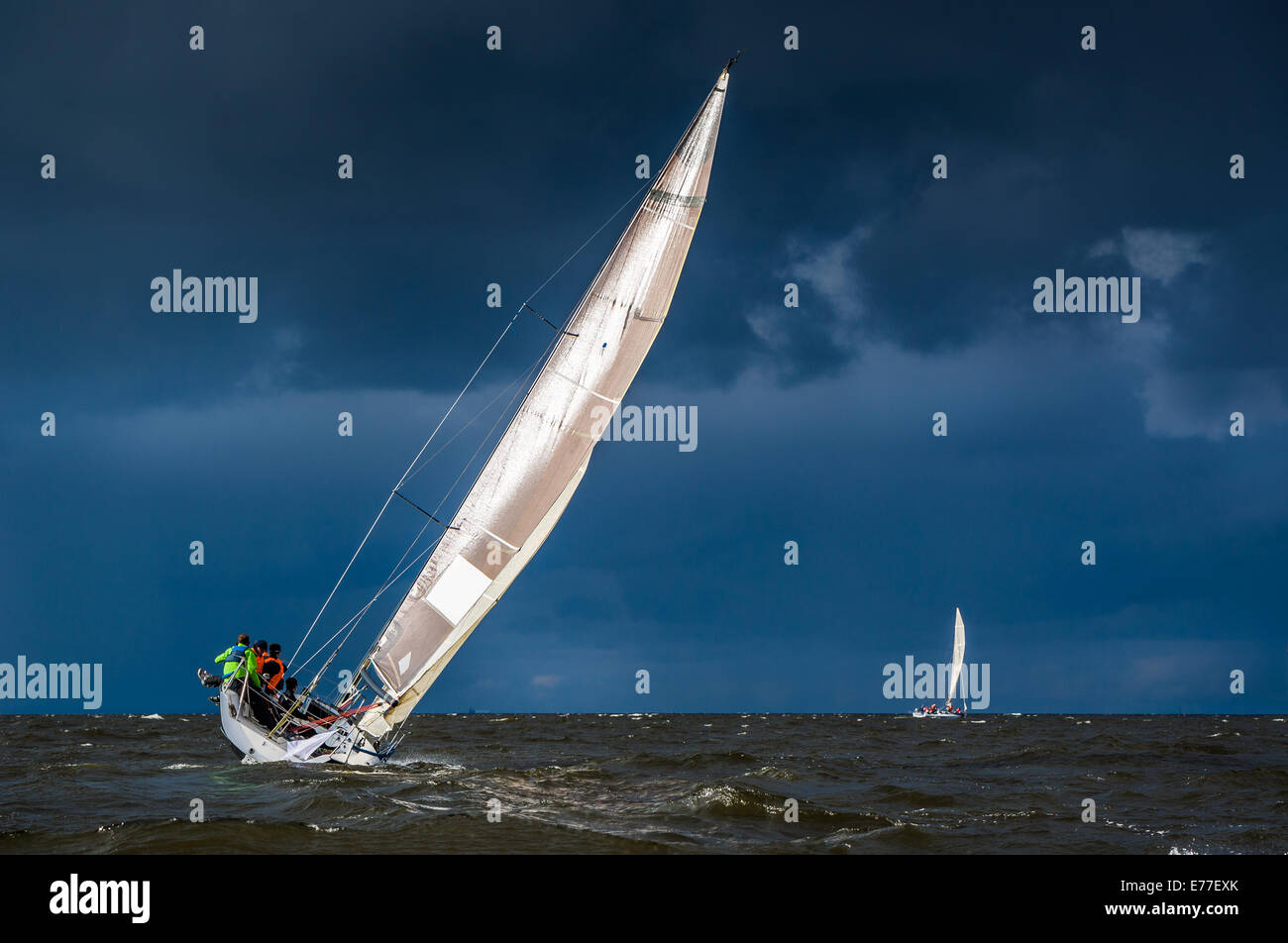 Segeln in schwerem Wetter Stockfoto