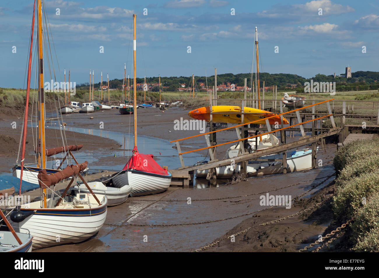 Morston Kai und Blakeney Dorf und Kirche im Hintergrund North Norfolk Stockfoto