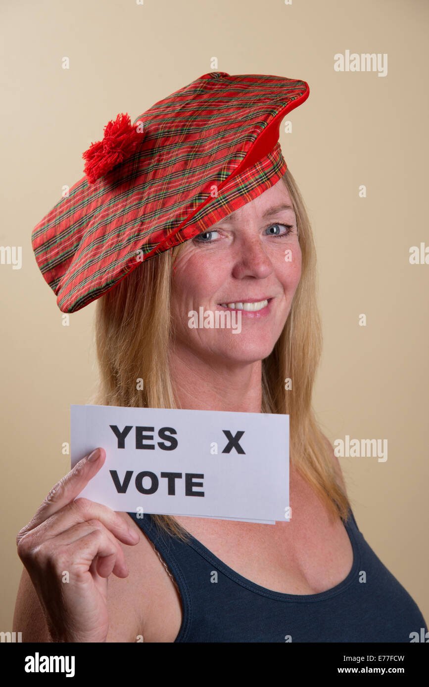 Schottischen Unabhängigkeitsreferendum Stimmen ja aus diesem weiblichen Wähler mit traditionellen Tam o Shanter Hut Stockfoto