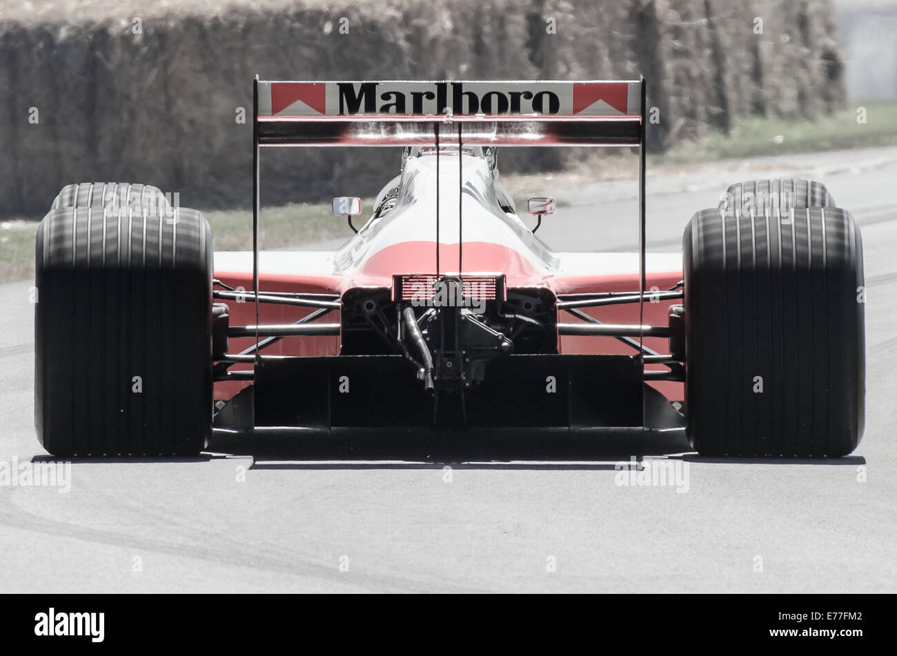 Der McLaren MP4/4 war ein erfolgreicher F1-Wagen, der in der Saison 1988 von Ayrton Senna und Alan Prost gefahren wurde. Bild mit entsättigter Sättigung. Rückansicht Stockfoto