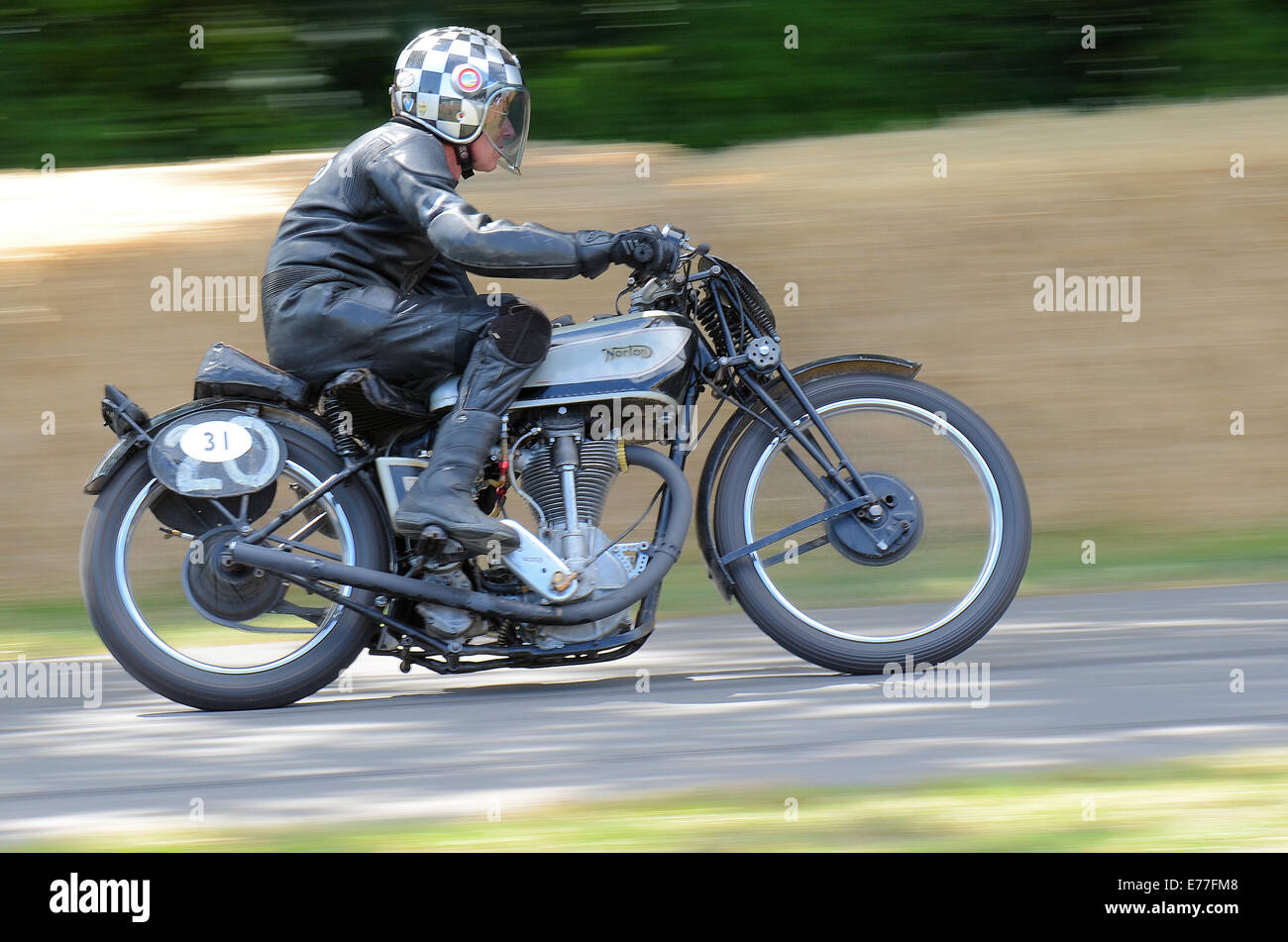 Der Norton International oder Cammy Norton ist ein OHC-Motorrad (Overhead Cam) von Norton Motors Ltd zwischen 1931 und 1957. Rennen beim Goodwood Festival Stockfoto